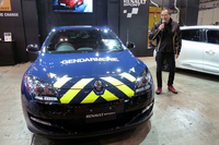 フランスの高速パトカーをイメージした限定車「メガーヌ ルノースポール ジャンダルムリ」。ルノー・ジャポンの大極 司社長がお披露目した。