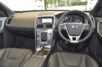 「XC60 T6 AWD R-DESIGN」にはヒルディセント・コントロールのほか、自動防眩（ぼうげん）機能付きドアミラーやハーマンカードンのプレミアムサウンド・オーディオシステムなどが標準で備わる。