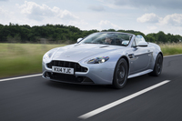 クーペのほかにロードスターも用意される。このスカイフォールシルバーとホワイトのカラーコーディネートは「トロフィー」と呼ばれる。