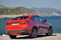 スポーティーグレード「Mスポーツ」の内外装は、専用のドレスアップパーツで飾られる。
    