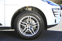 タイヤサイズは前が235/60R18、後ろが255/55R18。テスト車にはミシュランのSUV用スポーツタイヤが装備されていた。
    