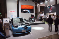 ブースには「iQ」ベースの新型EV「eQ」も展示されている。