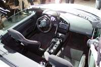 各所にアルカンターラが用いられるインテリア。シフトノブには限定モデルであることを示すシリアルナンバーが、ステアリングやメーター、シートなどには専用のエンブレムが添えられる。