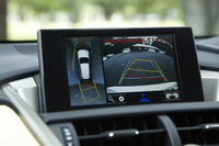 車両周辺の様子を映しだすことで、安全な駐車をサポートする「パノラミックビューモニター」。全車、オプションとして用意される。
    