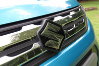 ミリ波レーダーが内蔵されたフロントエンブレム。スズキでは車種に応じて、赤外線センサーを使った「レーダーブレーキサポート」、ミリ波レーダーを使った「レーダーブレーキサポートII」、ステレオカメラを使った「デュアルカメラブレーキサポート」の3種類の運転支援システムを使い分けている。