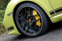 テスト車が履く黒い19インチアルミホイールはオプション。標準はシルバーの19インチで、形状も異なる。