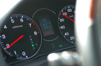 前方の車両をロックオンして、追尾している状態。白線を認識している。オレンジ色のハンドルマークは、車線逸脱警報作動中を示す。