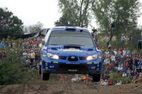 豪快にジャンプを決める、アトキンソンのマシン。