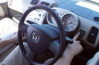 【写真上】「ホンダ・ライフ」（右）と「ホンダ・ライフディーバ」【写真下】メーターの右側にあるスイッチで、システム開始。あとは自動操舵と、音声案内に従って操作をするだけ。