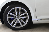 「アドヴァンス」の18インチ5ダブルスポークホイール。「パサートGTE」では内外装の各所にブルーのアクセントが用いられ、ブレーキキャリパーもブルーで塗装される。