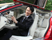 「ブリヴィド」のコクピットに収まり、サイドビューモニターの量産車装着を願う筆者近影。