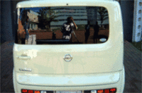 
	リアドアからみた、シートアレンジの様子。前後席のアームレストを倒し、シートを倒さずに長尺物を積むことが出来る。ディーラーオプションの固定ベルトを使えば、スキーなどを積むことも可能だ。
	 