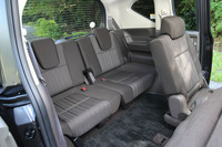 3列目シートの定員は2人。収納の際は、中央から分割し、それぞれ側方に向かって跳ね上げる。