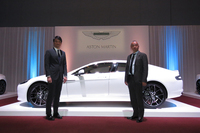 永三MOTORSの張 定民会長（左）と、アストンマーティン・ジャパン・リミテッドの寺嶋正一氏（右）。
    