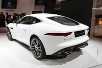 3リッターV6と5リッターV8（いずれもスーパーチャージド）エンジンが搭載される。東京モーターショーでお披露目されたのは、シリーズ中最も強力な、5リッターV8ユニット搭載の「Fタイプ R クーペ」だった。（写真＝ジャガー・ランドローバー）