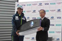 ジャパンスキーチーム ジャンプの葛西紀明選手と富士重工業 常務執行役員の細谷和男氏。