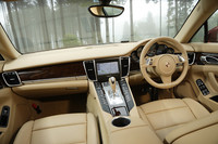 V6エンジン搭載のエントリーグレード「パナメーラ」には、写真の7段PDKモデルのほか、シリーズ中唯一（※日本において）の6段MTモデル（933万円）もラインナップする。
