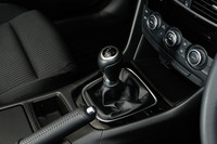 6段MTの「SKYACTIV-MT」は今回が日本初登場。構造は2速と3速のインプットギアを共用する3軸タイプ。1速用ギアとリバースギアを兼用するなど、ギア構成を根本から見直すことで、従来品（欧州仕様）より約3kgの軽量化を果たした。