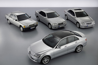 メルセデス・ベンツの歴代コンパクトセダン。初代から順に「W201」（奥、左手）、「W202」（奥、中央）、「W203」（奥、右手）、そして従来モデルの「W204」（手前）。
    