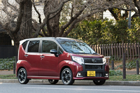 「カスタムRS“ハイパーSA”」のフロントビュー。リアスポイラーのほか、フロントアンダースポイラーやリアタイヤ前スパッツの採用などにより、従来モデル比でCd値は約10％改善している。