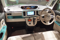 インテリアの様子。センターメーターを採用することで、良好な視界を確保したという。