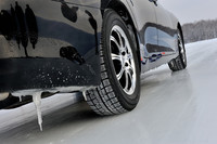 「スーパー吸水ゴム」と非対称パターンとの相乗効果で、氷上制動性能が従来品と比べて8％向上した。