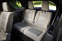 50：50の分割可倒式3列目シート。シートバックを前に倒したり、シートを折り畳んでフルフラットにしたりできる。