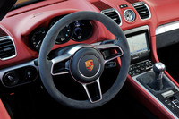 「ケイマンGT4」と同じ、直径360mmの小径ステアリングホイールが装着される。
