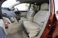 「プレミアム」には、ベージュのレザーシートが標準で備わり、上質感が演出される。「ダイナミック」ではこれがダークカーボン色のファブリックとなる。