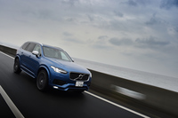 全長5m、全幅2mに迫る大柄なボディーが特徴の「XC90」。車両重量はすべての仕様で2トンを超える。