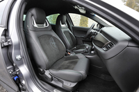 「ジュリエッタ QV」専用となる、アルカンターラとレザーのコンビシート。背もたれに大きく入れられたロゴマークが目を引く。