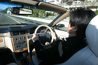 DYNAUDIOのプレミアムサウンドシステムは、「3CDチェンジャー＋425Wハイパワーアンプ」をもち、「10スピーカー＋センタースピーカー＋9インチサブウーハー」の13スピーカーで構成される。前3チャンネル、後ろ1チャンネルの「ドルビー・プロロジックシステム」搭載。座った席に左右されにくい、いわゆる“スイートスポット”の広さを特徴とする。
	 