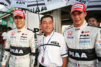 予選はPIAA NAKAJIMAの1-2。ポールポジションの小暮卓史（左）、中嶋悟監督
（中）、2位のロイック・デュバル（右）。予選1-2に中嶋監督の表情にも笑み
が浮かぶ。