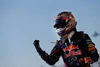 今年8回目のポールポジションから12回目の勝利。8連勝で年間連勝記録を更新したベッテルの前には、アルベルト・アスカリが60年もの間保持し続けているシーズンをまたいでの連勝記録「9」と、シューマッハーの持つ年間最多勝記録「13」が残されている。（Photo=Red Bull Racing）
    