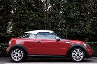 日本では、2011年9月に受注が始まった「MINIクーペ」シリーズ。「MINIハッチバック」に比べて13度寝かされたAピラーや特徴的なルーフが、空力に優れたフォルムを形づくる。