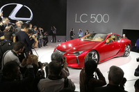 報道陣に囲まれる「LC500」。