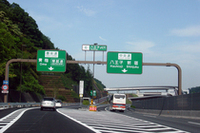 八王子JCT。中央道・相模湖IC方面から圏央道・八王子西ICへ入る。将来的には、ここから右手の東名方面へと圏央道は延長される。