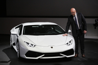 ランボルギーニ・スタイルセンターのボス、フィリッポ・ペリーニ氏と「ウラカン」。