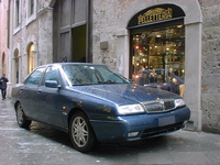 今回の売却リストには、「テージス」の先代モデルである「ランチア・カッパ」も1台含まれている。シエナで2003年撮影。