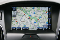 純正ナビはSYNCのボイスコマンドには対応していない。また、別体のリモコンもなく、画面の横や下に表示されているソフトキーを通じて行う。