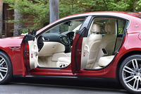 試乗車はシートはもちろん、ダッシュボードから、ドアトリム、アームレストまでがレザーで覆われた「フル・プレミアム・レザー」オプションが選択されていた。