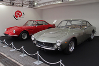 発表会の会場には、ネーミングの元とされる往年のフェラーリ、「330GTC」（写真左）と「250GTベルリネッタ ルッソ」（同右）が展示された。
