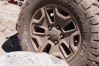 ツートンカラー（アルミ×ブラック）の専用ホイールも、奮闘の末、すっかり泥のモノトーンに。