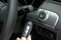 ステアリングホイールの右手にあるのが「プッシュエンジンスターター」。ブレーキペダルを踏みながら、スイッチを押すとエンジンがかかる。