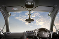 フロントウィンドウ上部のサンバイザーは、後方に13cmスライドさせ、頭上近くまで開放感を味わうこともできる。