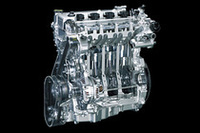 SISS（スマートアイドルストップシステム）は、スターターモーターを使わずにエンジンの再始動をする。停止中のエンジンのシリンダー内に直接燃料を噴射して爆発させ、そのエネルギーでピストンを押し下げるというしかけだ。