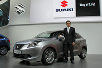 フランクフルトショーに出展された「スズキ・バレーノ」。傍らに立つのはスズキの鈴木俊宏社長。