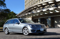 「C180 アバンギャルド」には、フロントスポイラー、サイド＆リアスカートがセットになった「AMGスタイリングパッケージ」と、アバンギャルドデザインの17インチ5ツインスポークアルミホイールが標準で備わる。