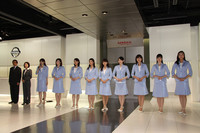 セレモニーで挨拶中の「ミス・フェアレディ」。