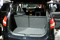 トランクルームの床部分に消音材を貼り、ロードノイズを低減したという。